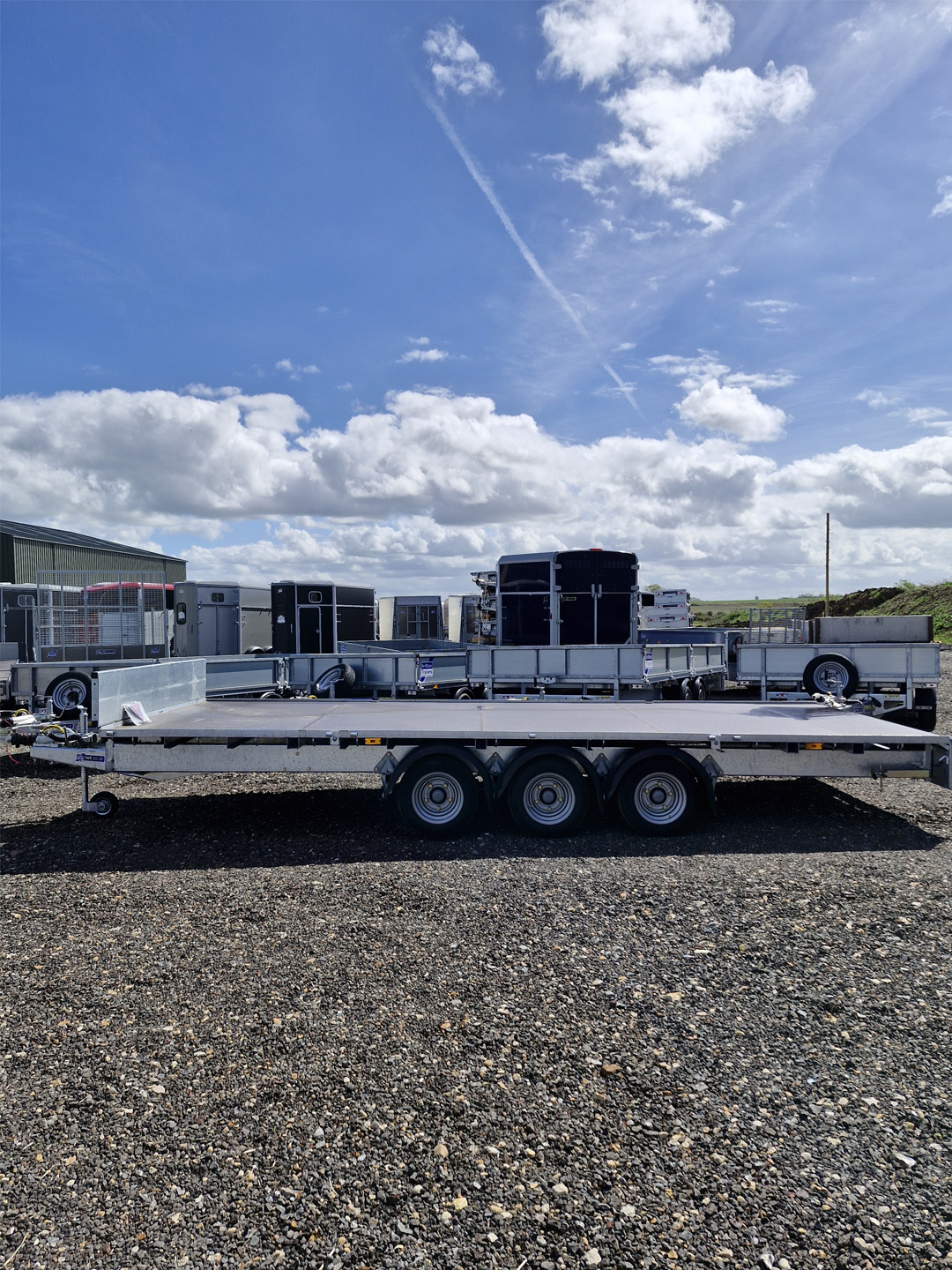 Ifor Williams LM187 flatbed trailer, tri-axle, view 4